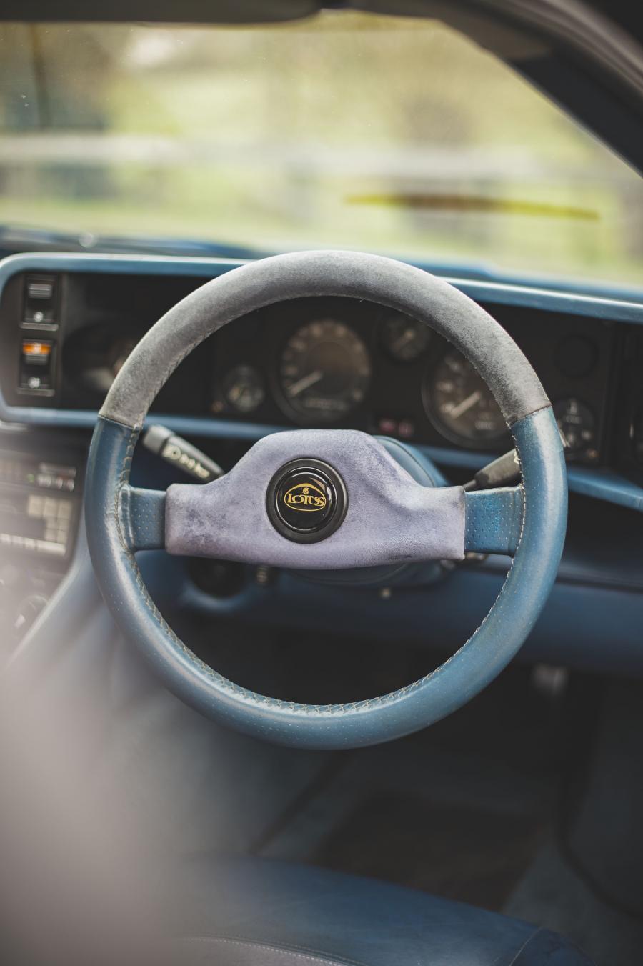 Панель приборов Lotus Esprit Turbo HC Limited Edition 1987 года  (фото 29 из 181)